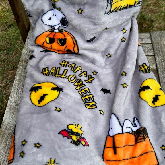NEW Peanuts Snoopy Great Pumpkin Halloween 50x70” Gray Snuggly Throw Blanket - Picture 10 of 14